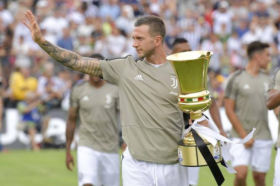 Federico Bernardeschi mostra la Coppa Italia ai tifosi accorsi. GETTY